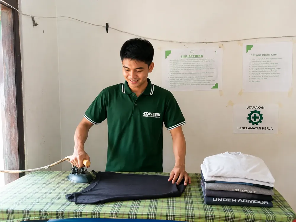 Proses setrika dan steam Rwesik Laundry